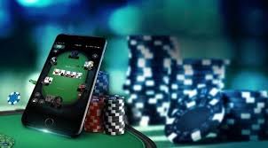 မြန်မာ ကစားသမား မိုဘိုင်းဖုန်းမှ Live Casino ကစားနေသောပုံ